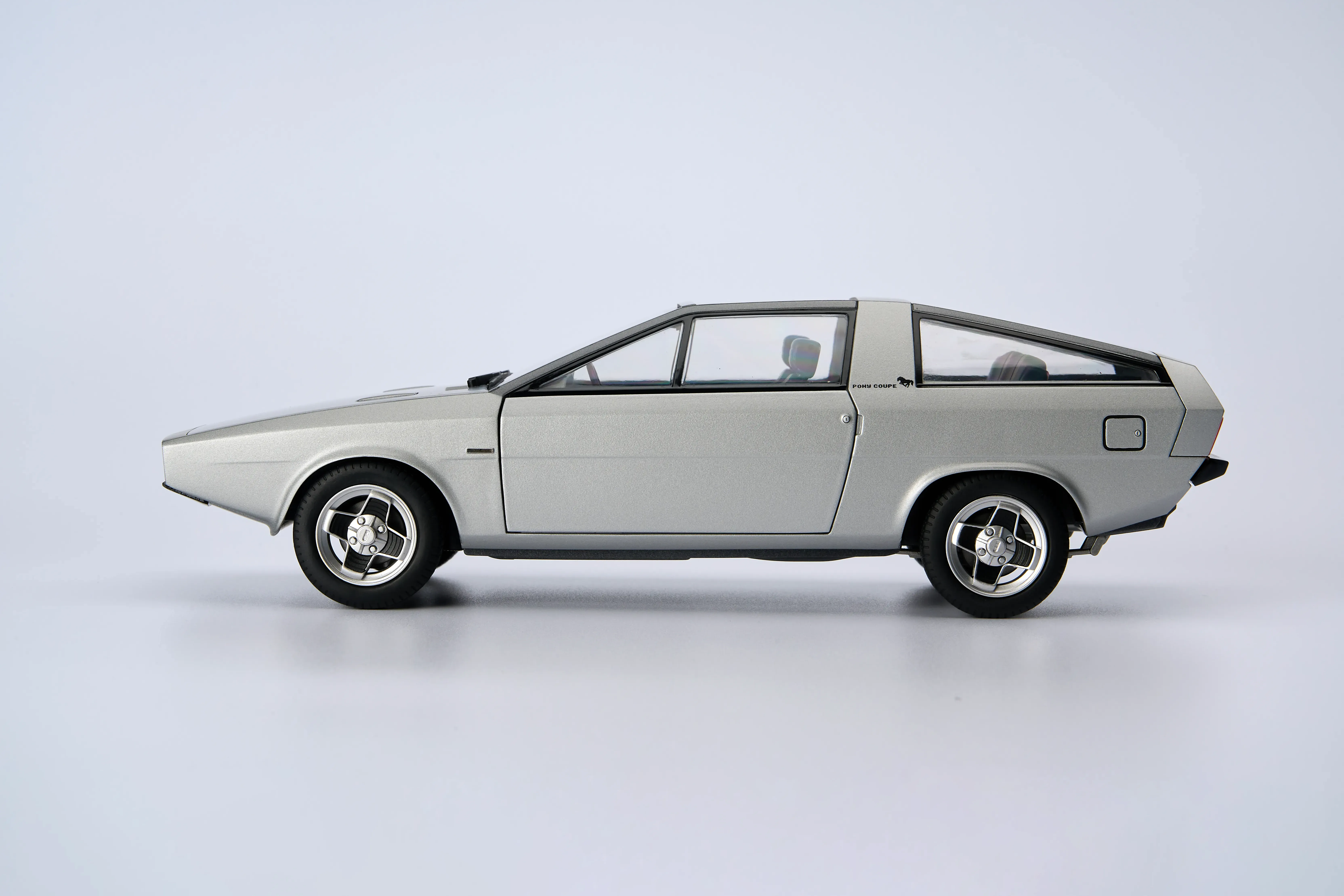 Hyundai N Vision 74와 Pony Coupe 모델 이미지 2